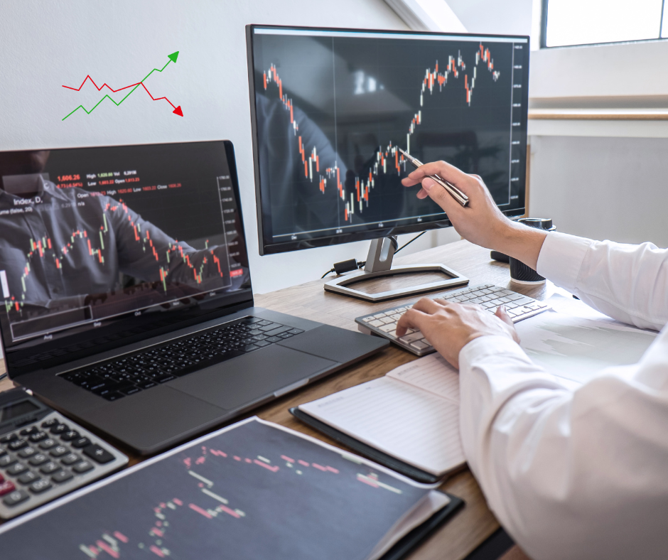 Trader analysiert Kurscharts am Bildschirm – Symbol für mentale Stärke, Fokus und Hypnose als Unterstützung bei Trading-Entscheidungen