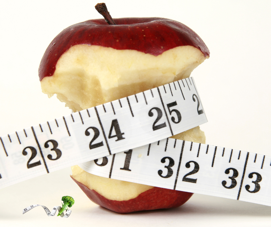 Ein roter Apfel, der in der Mitte durch ein Maßband eng umschlungen wird, als Symbol für das hypnotische Magenband bei der Gewichtsreduktion mit Hypnose.